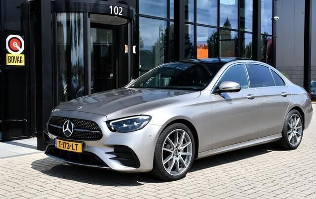 Grijs, metallic lak Gebruikt 2023 Mercedes E200 AMG line Sedan | € 51.950 (Super prijs) - Afbeelding 1/4