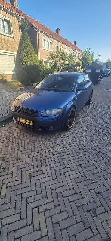 Blauw Gebruikt 2005 Audi A3 Ambition Hatchback | € 2.000 (Goede deal) - Afbeelding 1/4