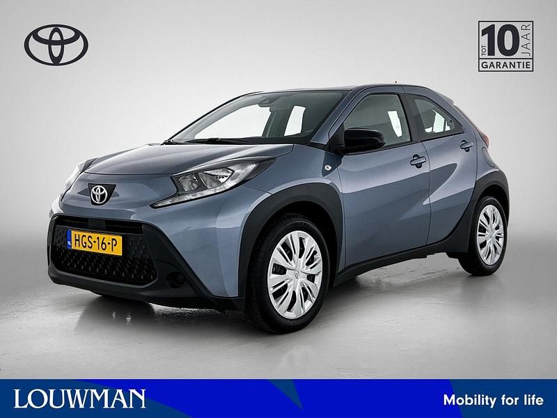 Grijs metallic Gebruikt 2025 Toyota Aygo X Play SUV | € 19.445 - Afbeelding 1/4