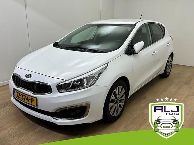 Wit Occasion 2016 Kia Ceed Hatchback | € 9.076 (Goede deal) - Afbeelding 1/4