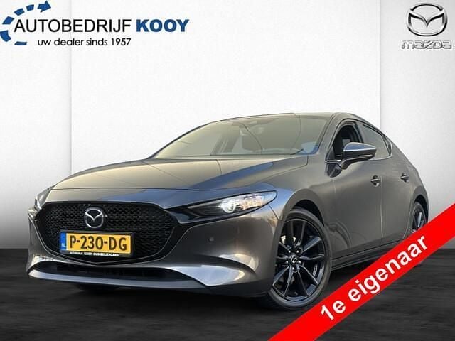 Machine grey (grijs metallic) Gebruikt 2022 Mazda 3 Comfort Hatchback | € 18.950 (Goede deal) - Afbeelding 1/4