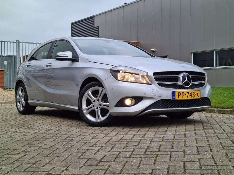 Grijs Gebruikt 2015 Mercedes A180 Prestige Hatchback | € 13.500 (Eerlijke prijs) - Afbeelding 1/4