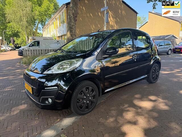 Zwart Gebruikt 2012 Peugeot 107 Hatchback | € 4.749 (Eerlijke prijs) - Afbeelding 1/4