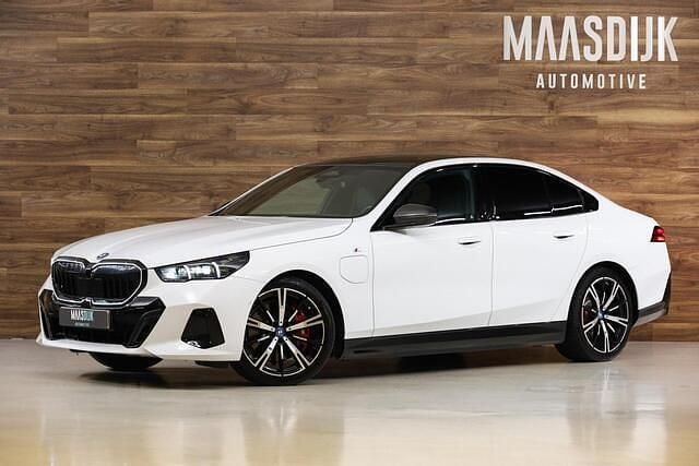 Wit Gebruikt 2024 BMW 550e M Sport Sedan | € 79.740 (Super prijs) - Afbeelding 1/4