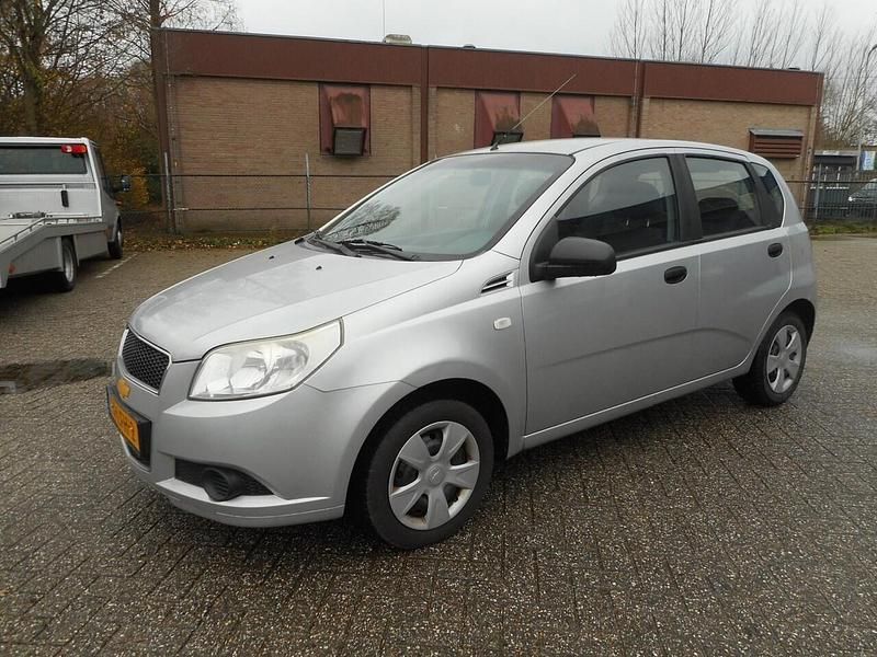 Grijs (metallic) Gebruikt 2010 Chevrolet Aveo Hatchback | € 1.699 (Eerlijke prijs) - Afbeelding 1/4