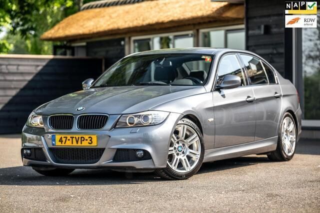 Grijs Gebruikt 2012 BMW 318 M Sport Sedan | € 7.495 (Eerlijke prijs) - Afbeelding 1/4
