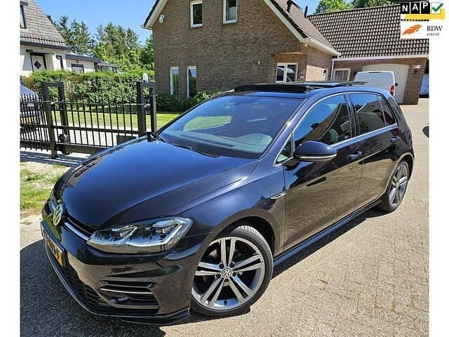Zwart (metallic) Occasion 2018 VW Golf VII Highline Hatchback | € 15.950 (Iets duurder) - Afbeelding 1/4