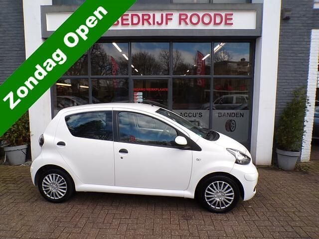 Wit Gebruikt 2011 Toyota Aygo Cool Hatchback | € 2.499 (Eerlijke prijs) - Afbeelding 1/4