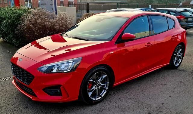 Rood Gebruikt 2021 Ford Focus ST-Line Sedan | € 18.000 (Goede deal) - Afbeelding 1/4