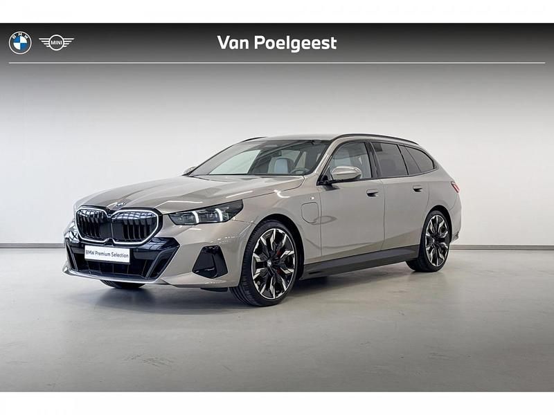 Grijs Gebruikt 2025 BMW 550e M Sport Stationwagen | € 83.900 - Afbeelding 1/4