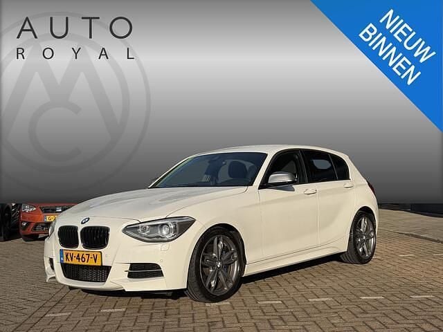 Wit Occasion 2013 BMW M135 Executive Hatchback | € 19.995 (Eerlijke prijs) - Afbeelding 1/4