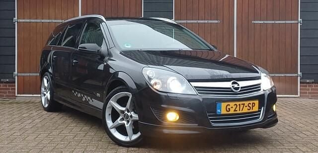 Zwart Gebruikt 2009 Opel Astra Cosmo Stationwagen | € 2.750 (Eerlijke prijs) - Afbeelding 1/4