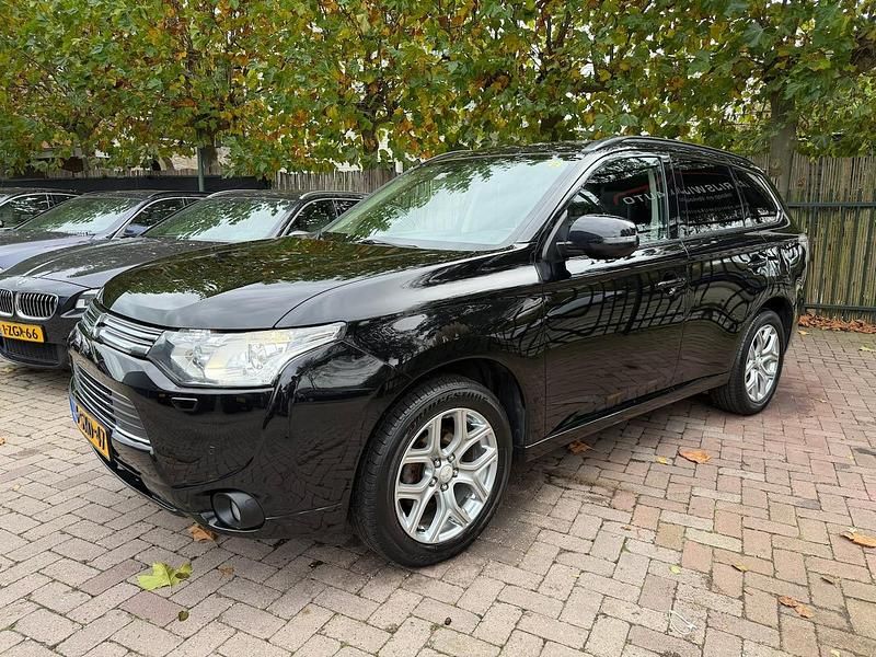 Zwart Gebruikt 2013 Mitsubishi Outlander P-HEV Instyle SUV | € 9.890 (Goede deal) - Afbeelding 1/4