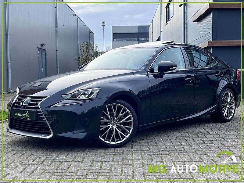 Zwart Occasion 2020 Lexus IS300h Luxury Line Sedan | € 30.940 (Iets duurder) - Afbeelding 1/4
