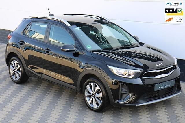 Zwart Gebruikt 2023 Kia Stonic SUV | € 23.445 (Eerlijke prijs) - Afbeelding 1/4