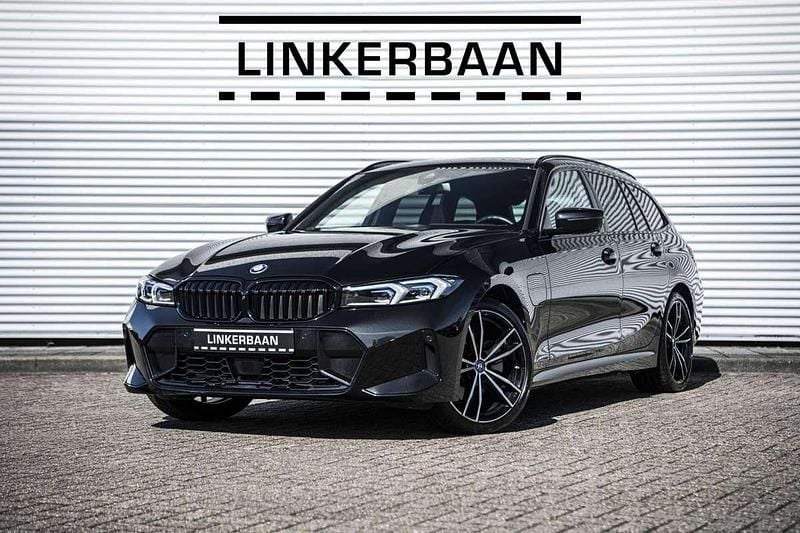 Zwart Gebruikt 2024 BMW 330e Stationwagen | € 49.795 (Goede deal) - Afbeelding 1/3