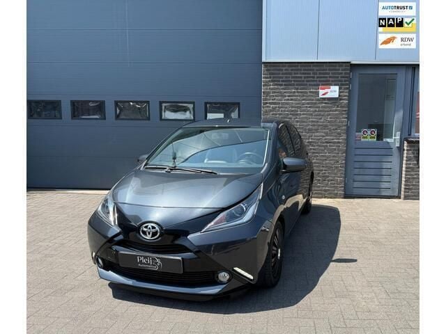 Grijs Gebruikt 2016 Toyota Aygo X-play Hatchback | € 7.390 (Goede deal) - Afbeelding 1/4