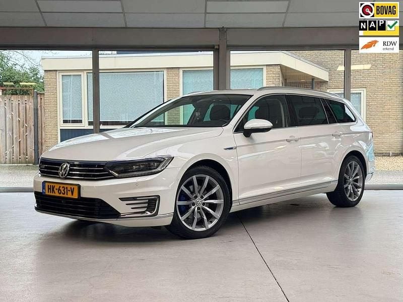 Wit Occasion 2015 VW Passat Highline Stationwagen | € 12.950 (Eerlijke prijs) - Afbeelding 1/4