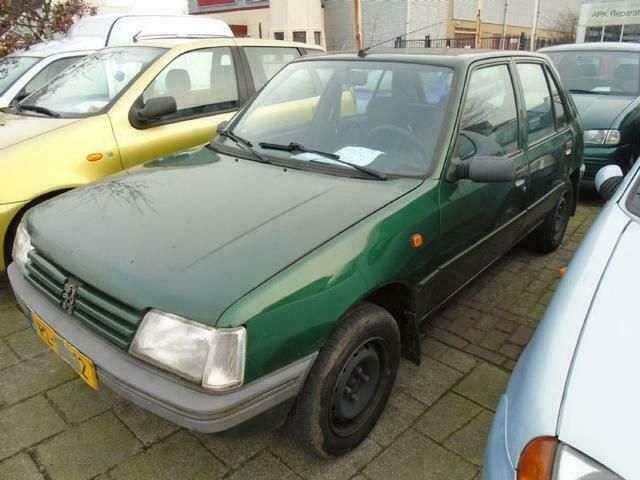 Groen Gebruikt 1997 Peugeot 205 Hatchback | € 795 - Afbeelding 1/4