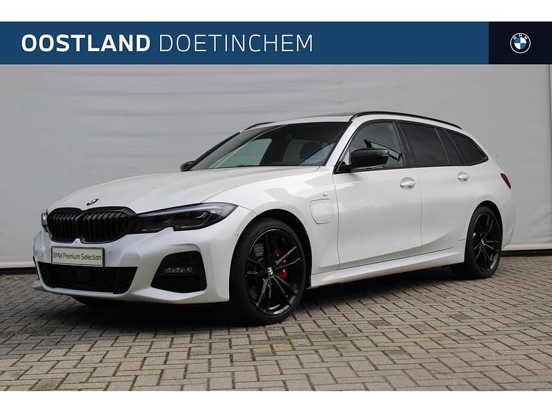 Wit (metallic) Occasion 2021 BMW 320e Executive Stationwagen | € 35.950 (Iets duurder) - Afbeelding 1/3