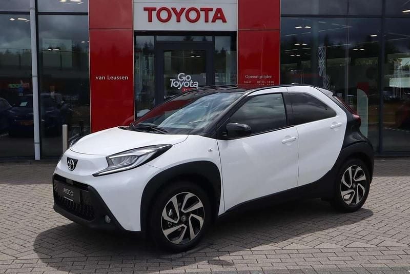 Wit Nieuw 2025 Toyota Aygo X Pulse SUV | € 22.400 - Afbeelding 1/4