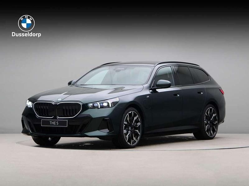Blauw, metallic lak Nieuw 2025 BMW 530e Performance Stationwagen | € 102.049 - Afbeelding 1/4