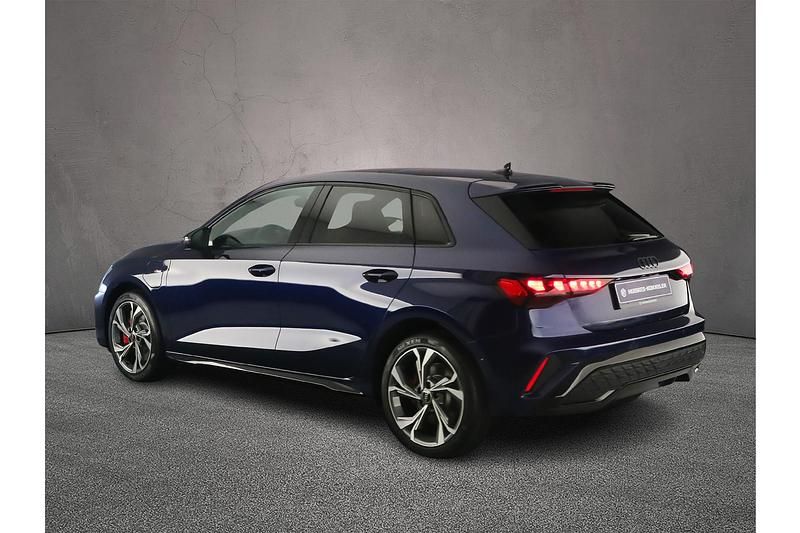Nieuw Audi A3 Sportback e-tron S-Line 2026 Navarrablauw metallic Hatchback