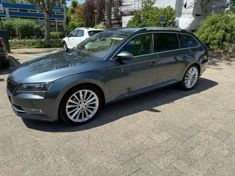 Grijs Gebruikt 2017 Skoda Superb Stationwagen | € 17.770 (Eerlijke prijs) - Afbeelding 1/4