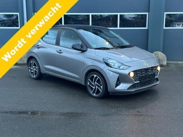 , metallic lak Gebruikt 2022 Hyundai i10 Comfort Hatchback | € 17.945 (Eerlijke prijs) - Afbeelding 1/4