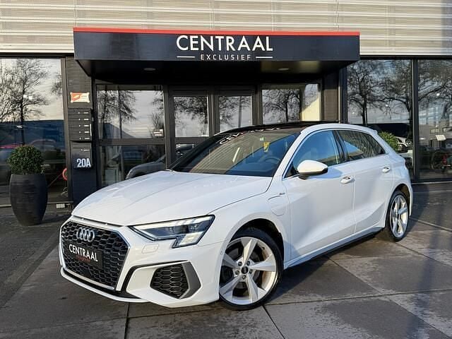 Wit Occasion 2022 Audi A3 Sportback Advanced Hatchback | € 29.750 (Eerlijke prijs) - Afbeelding 1/4