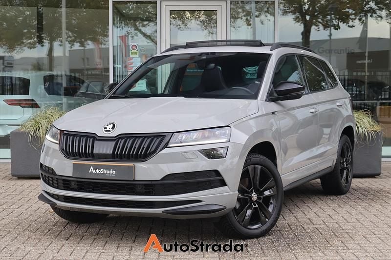 Grijs Gebruikt 2020 Skoda Karoq SportLine SUV | € 25.395 (Eerlijke prijs) - Afbeelding 1/4