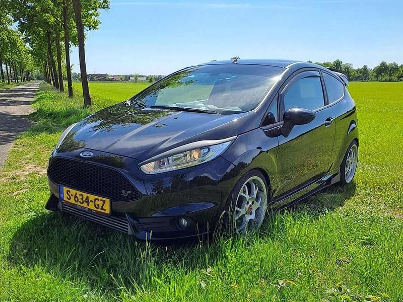 Zwart Gebruikt 2015 Ford Fiesta ST Hatchback | € 11.000 (Eerlijke prijs) - Afbeelding 1/4