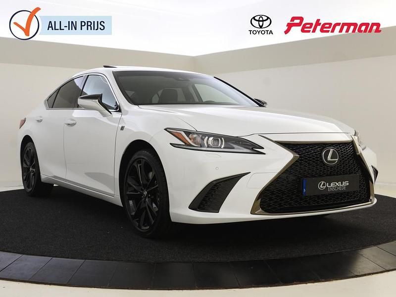 Wit Occasion 2024 Lexus ES300H Sport Design Packet Sedan | € 46.899 (Eerlijke prijs) - Afbeelding 1/4