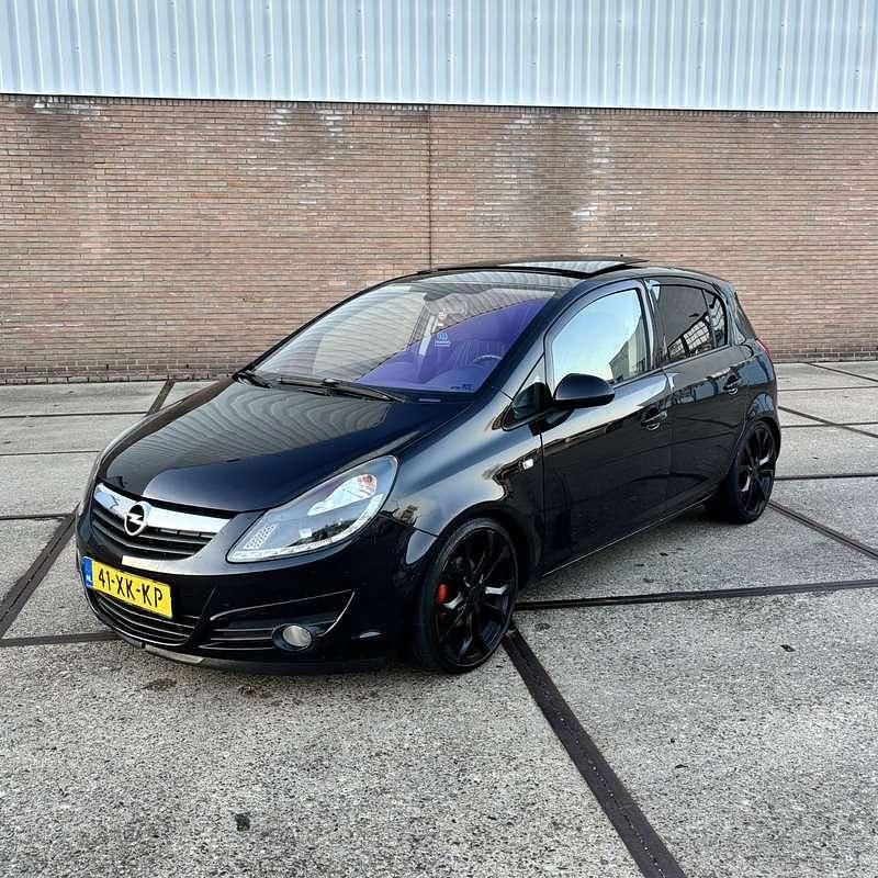 Zwart Gebruikt 2007 Opel Corsa Cosmo Hatchback | € 2.850 (Iets duurder) - Afbeelding 1/4