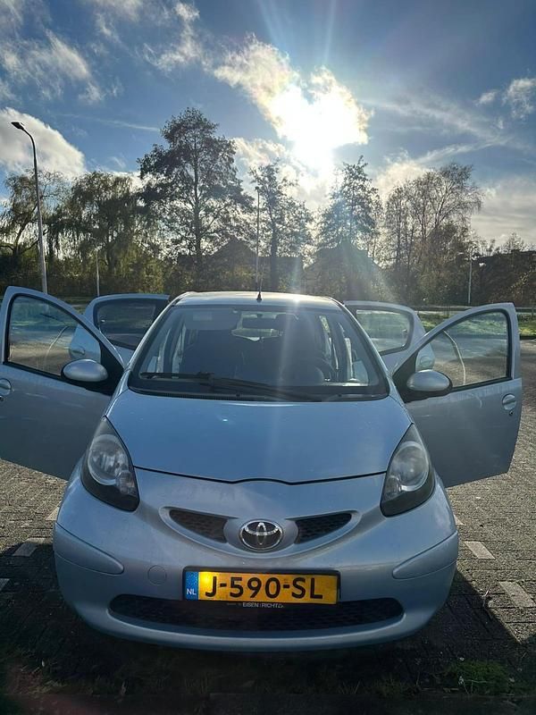 Blauw Occasion 2005 Toyota Aygo Hatchback | € 2.500 (Eerlijke prijs) - Afbeelding 1/4