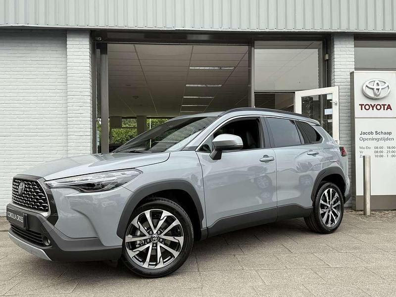 Grijs, metallic lak Gebruikt 2024 Toyota Corolla Cross Style SUV | € 42.999 (Eerlijke prijs) - Afbeelding 1/4