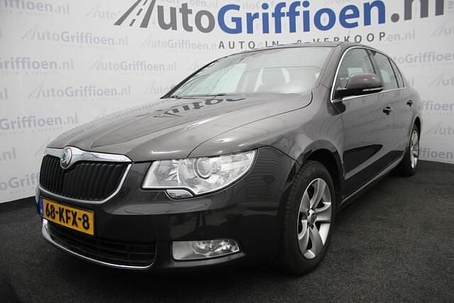 Bruin Gebruikt 2009 Skoda Superb Business Line Hatchback | € 3.990 (Super prijs) - Afbeelding 1/4