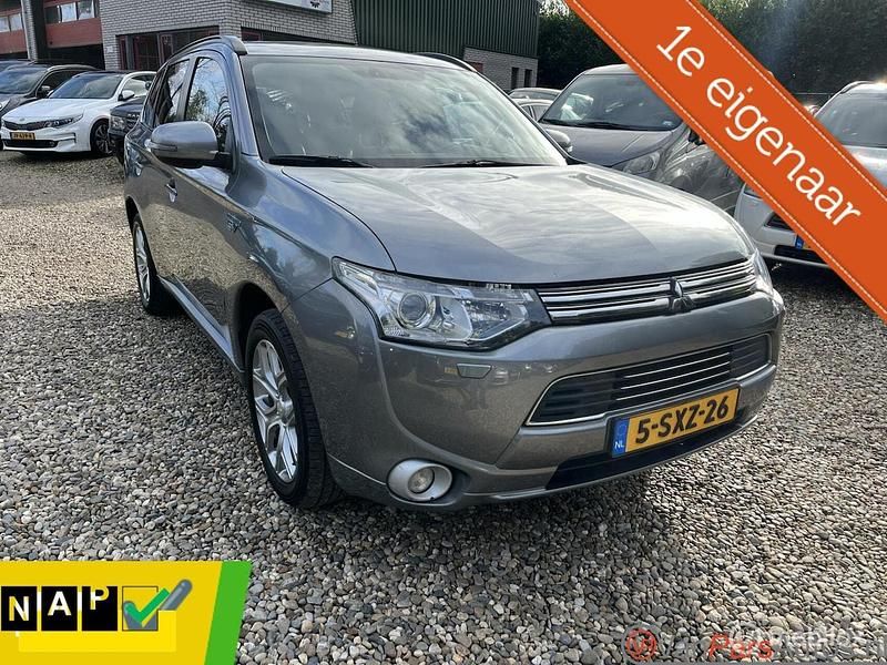 Grijs, metallic lak Gebruikt 2013 Mitsubishi Outlander P-HEV Instyle SUV | € 10.950 (Eerlijke prijs) - Afbeelding 1/4
