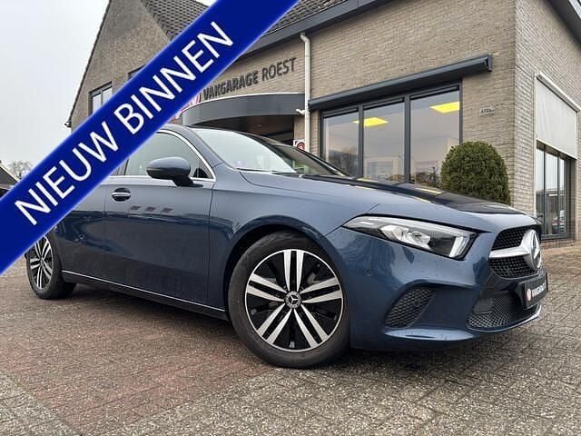 Blauw (metallic) Occasion 2022 Mercedes A180 Luxury Hatchback | € 26.850 (Super prijs) - Afbeelding 1/4