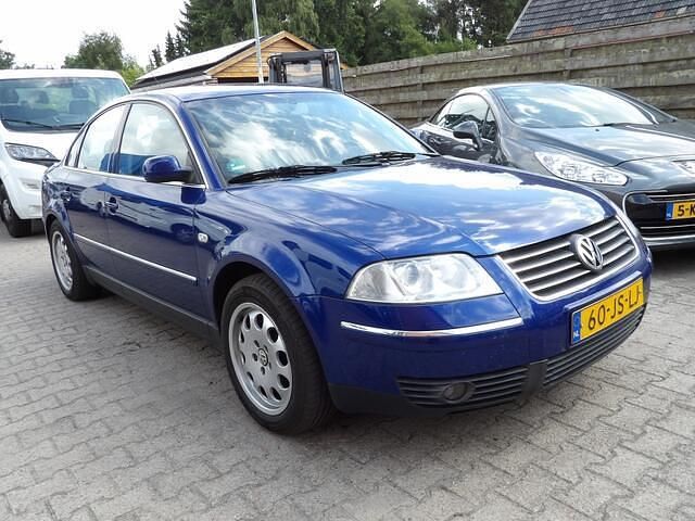 Blauw Gebruikt 2002 VW Passat Highline Sedan | € 1.950 (Goede deal) - Afbeelding 1/4