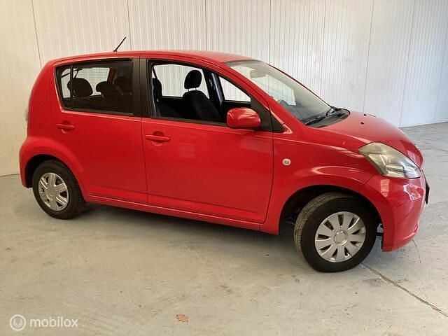 Occasion Daihatsu Sirion 69 PK (50 kW) 2005 Rood Hatchback