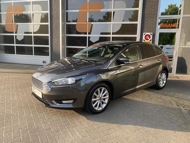 Grijs Gebruikt 2018 Ford Focus Titanium Hatchback | € 12.945 (Eerlijke prijs) - Afbeelding 1/4