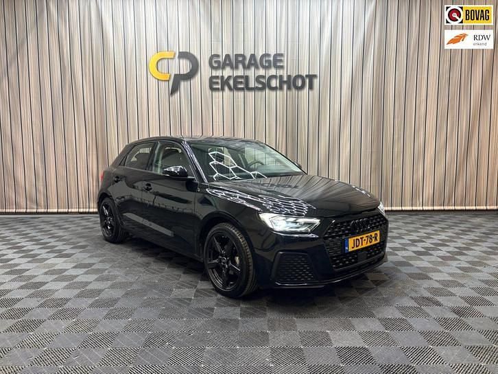 Zwart (metallic) Occasion 2024 Audi A1 Sportback Advanced Hatchback | € 27.490 (Iets duurder) - Afbeelding 1/3