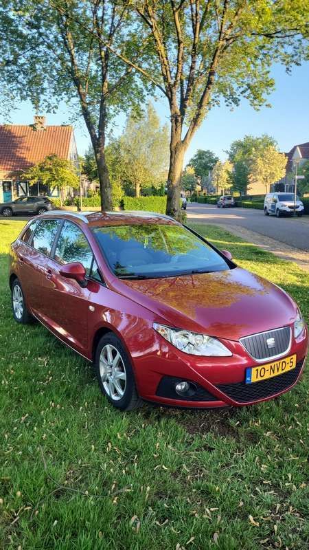 Rood Gebruikt 2010 Seat Ibiza ST Style Stationwagen | € 2.099 (Eerlijke prijs) - Afbeelding 1/4