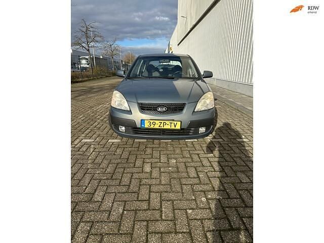 Grijs Gebruikt 2008 Kia Rio Hatchback | € 2.450 (Eerlijke prijs) - Afbeelding 1/4