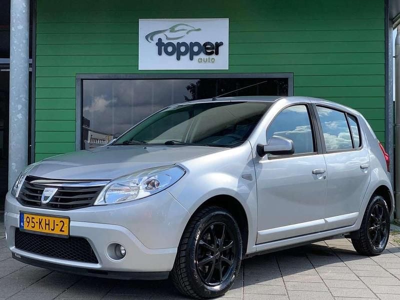 Grijs Gebruikt 2009 Dacia Sandero Lauréate Hatchback | € 3.745 (Eerlijke prijs) - Afbeelding 1/4