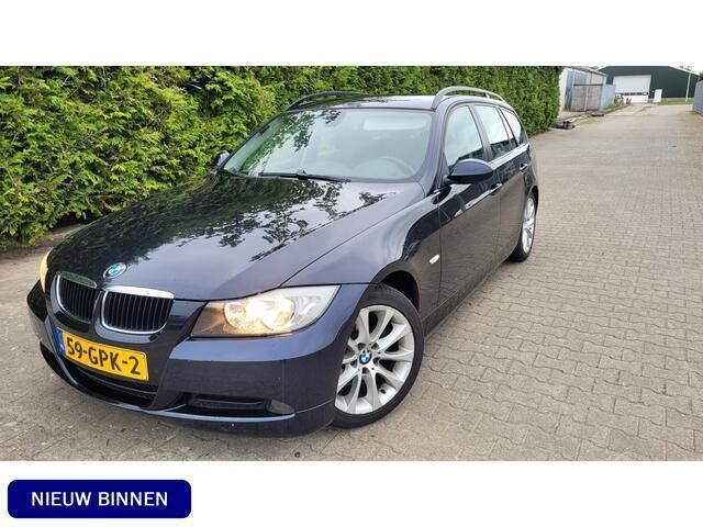 Zwart, metallic lak Gebruikt 2008 BMW 318 Stationwagen | € 4.350 (Eerlijke prijs) - Afbeelding 1/4