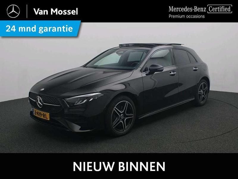 Zwart Gebruikt 2024 Mercedes A250 AMG line Hatchback | € 37.945 (Eerlijke prijs) - Afbeelding 1/4