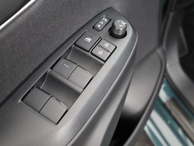 Nieuw Toyota Yaris Executive 131 PK (96 kW) 2025 Groen Hatchback