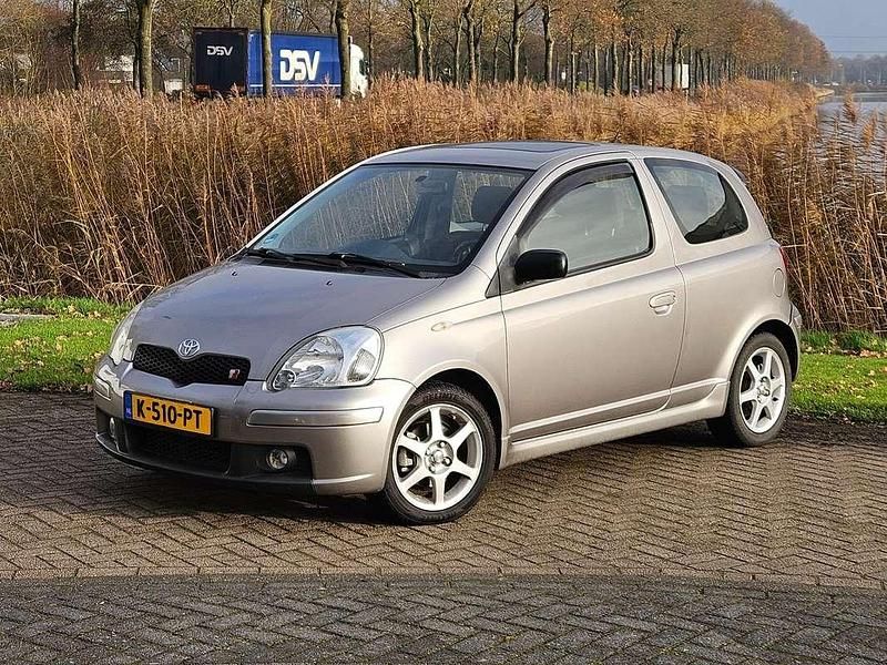 Grijs Gebruikt 2003 Toyota Yaris Hatchback | € 2.750 (Eerlijke prijs) - Afbeelding 1/4